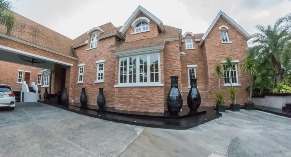 Casa en venta y en alquiler de 6 habitaciones en Watthana, Bangkok
