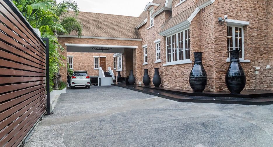 Casa en venta y en alquiler de 6 habitaciones en Watthana, Bangkok