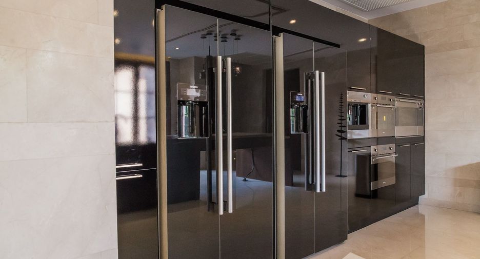 Casa en venta y en alquiler de 6 habitaciones en Watthana, Bangkok