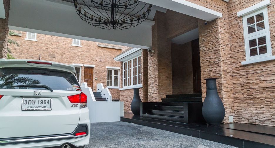 Casa en venta y en alquiler de 6 habitaciones en Watthana, Bangkok