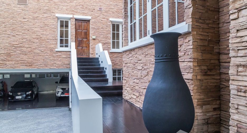 Casa en venta y en alquiler de 6 habitaciones en Watthana, Bangkok