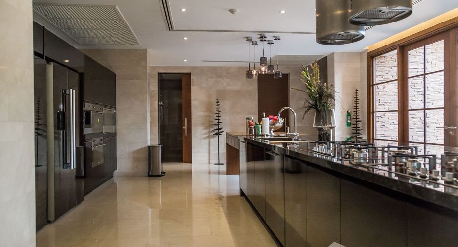 Casa en venta y en alquiler de 6 habitaciones en Watthana, Bangkok