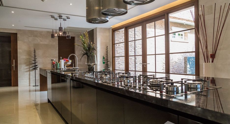 Casa en venta y en alquiler de 6 habitaciones en Watthana, Bangkok