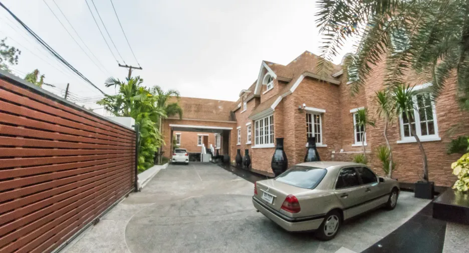 Casa en venta y en alquiler de 6 habitaciones en Watthana, Bangkok