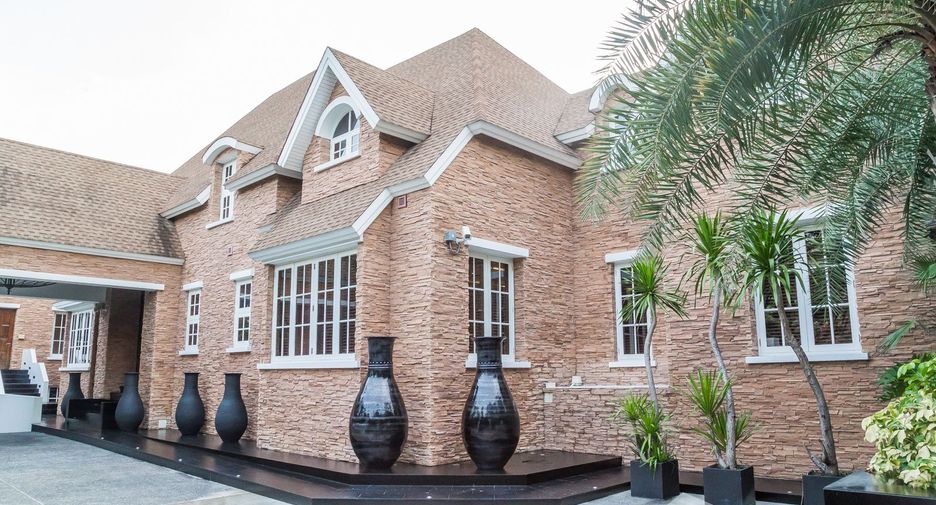 Casa en venta y en alquiler de 6 habitaciones en Watthana, Bangkok
