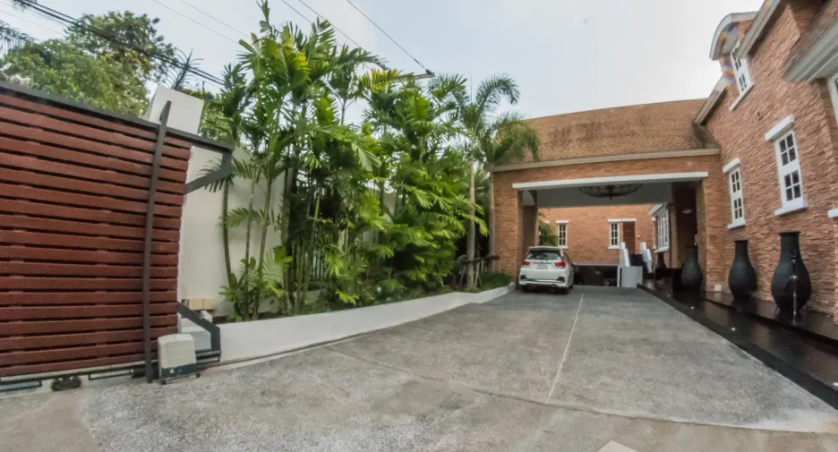 Casa en venta y en alquiler de 6 habitaciones en Watthana, Bangkok