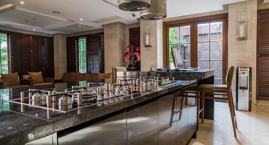 Casa en venta y en alquiler de 6 habitaciones en Watthana, Bangkok