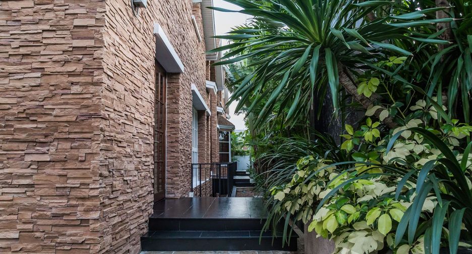 Casa en venta y en alquiler de 6 habitaciones en Watthana, Bangkok