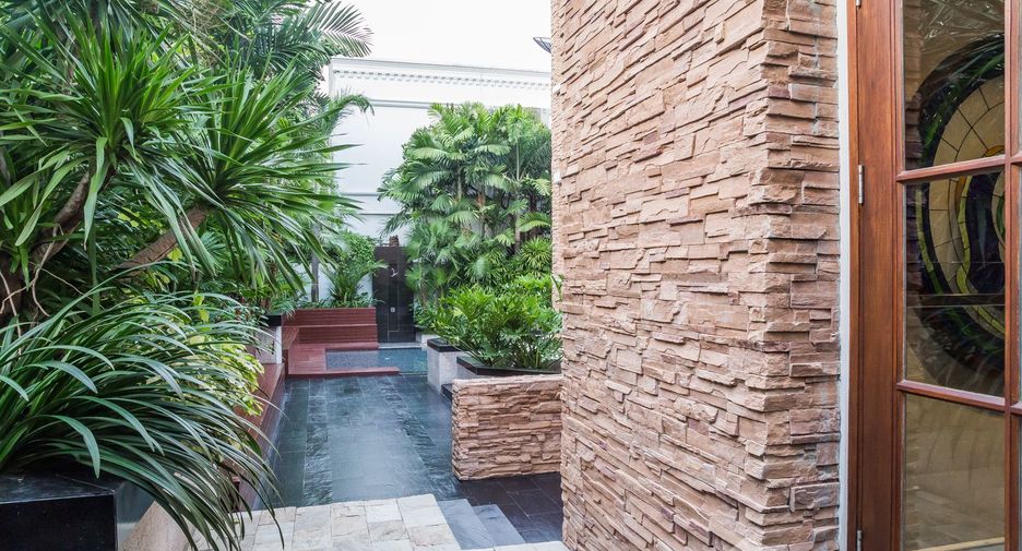 Casa en venta y en alquiler de 6 habitaciones en Watthana, Bangkok