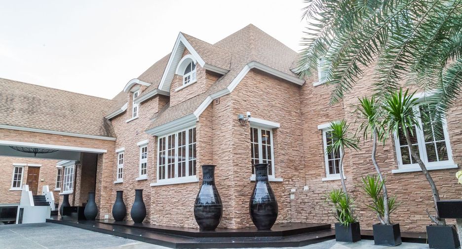 Casa en venta y en alquiler de 6 habitaciones en Watthana, Bangkok