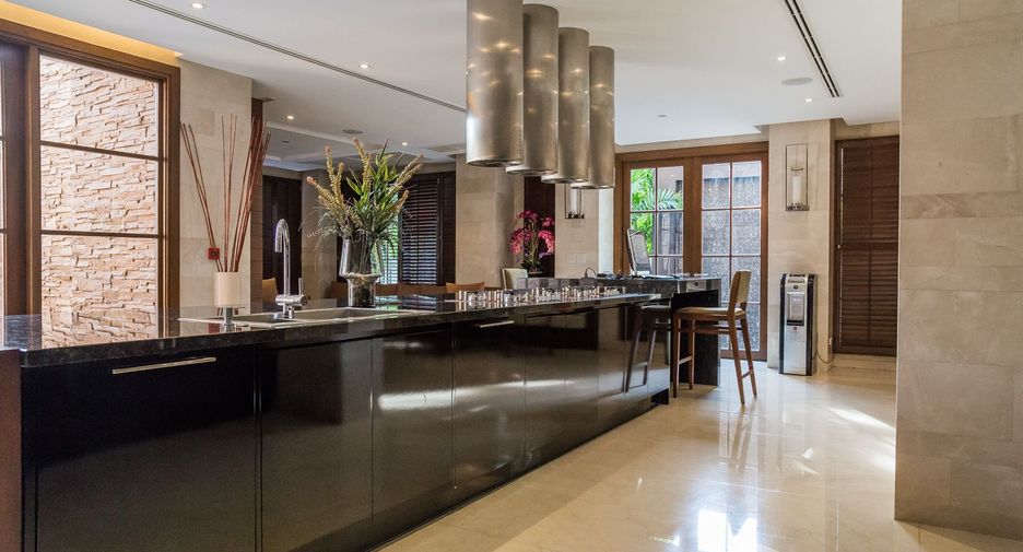 Casa en venta y en alquiler de 6 habitaciones en Watthana, Bangkok