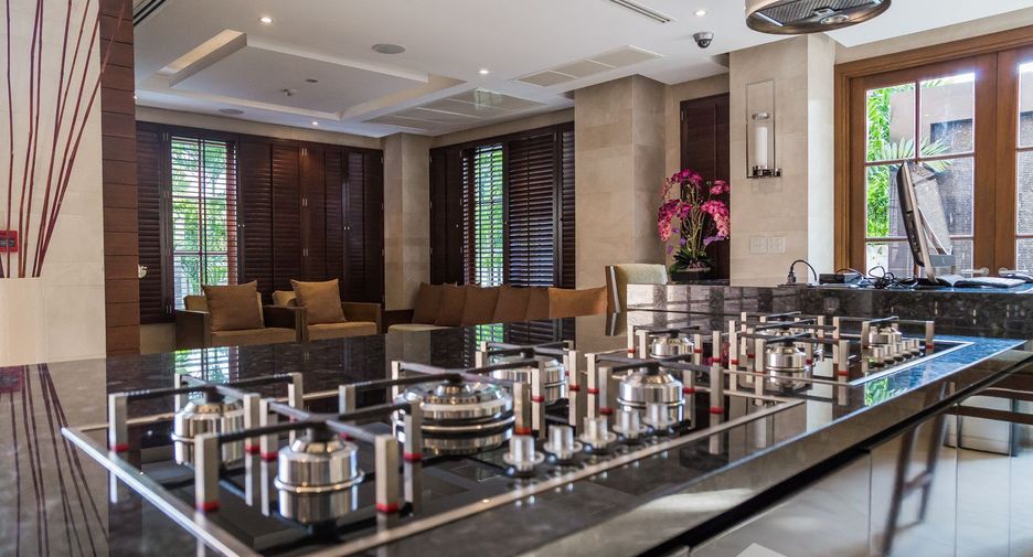 Casa en venta y en alquiler de 6 habitaciones en Watthana, Bangkok