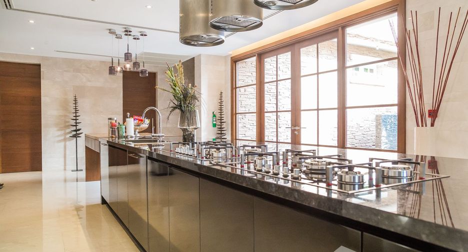 Casa en venta y en alquiler de 6 habitaciones en Watthana, Bangkok