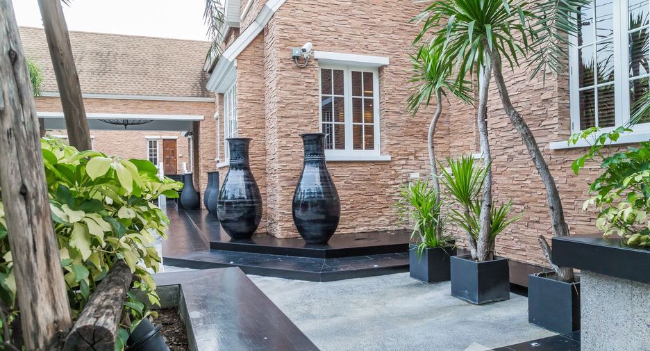Casa en venta y en alquiler de 6 habitaciones en Watthana, Bangkok
