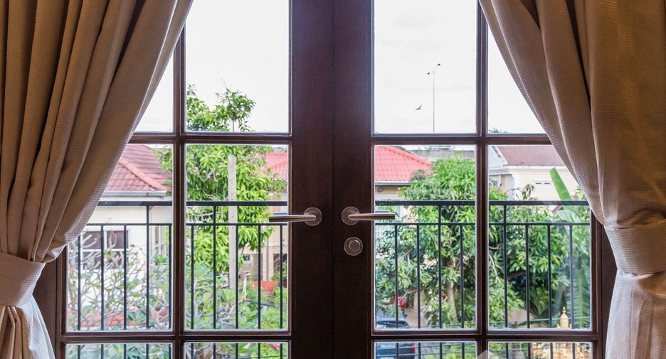 Casa en venta y en alquiler de 6 habitaciones en Watthana, Bangkok