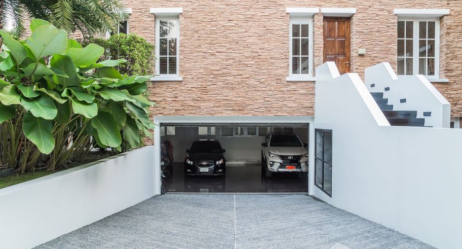 Casa en venta y en alquiler de 6 habitaciones en Watthana, Bangkok