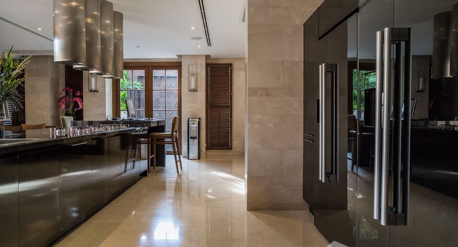 Casa en venta y en alquiler de 6 habitaciones en Watthana, Bangkok