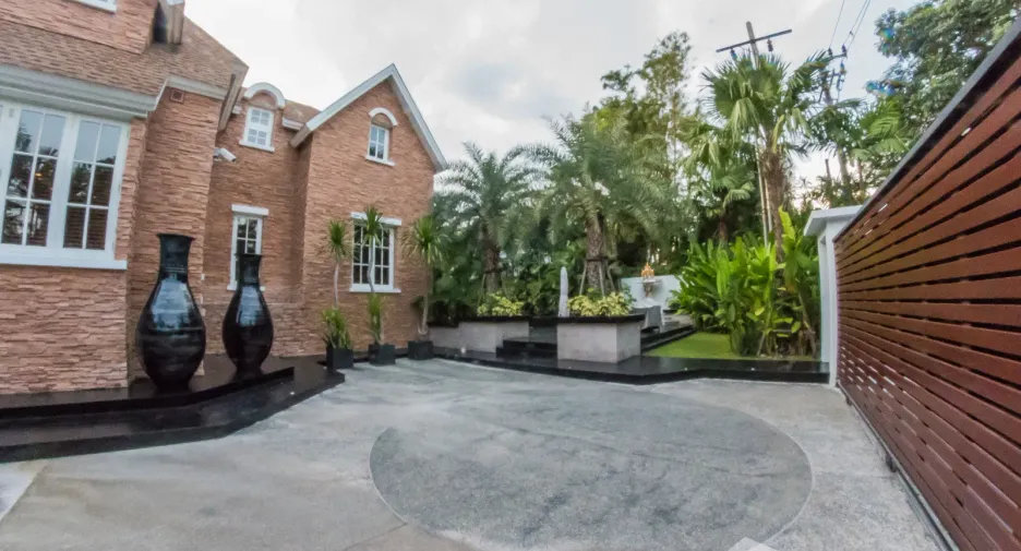 Casa en venta y en alquiler de 6 habitaciones en Watthana, Bangkok