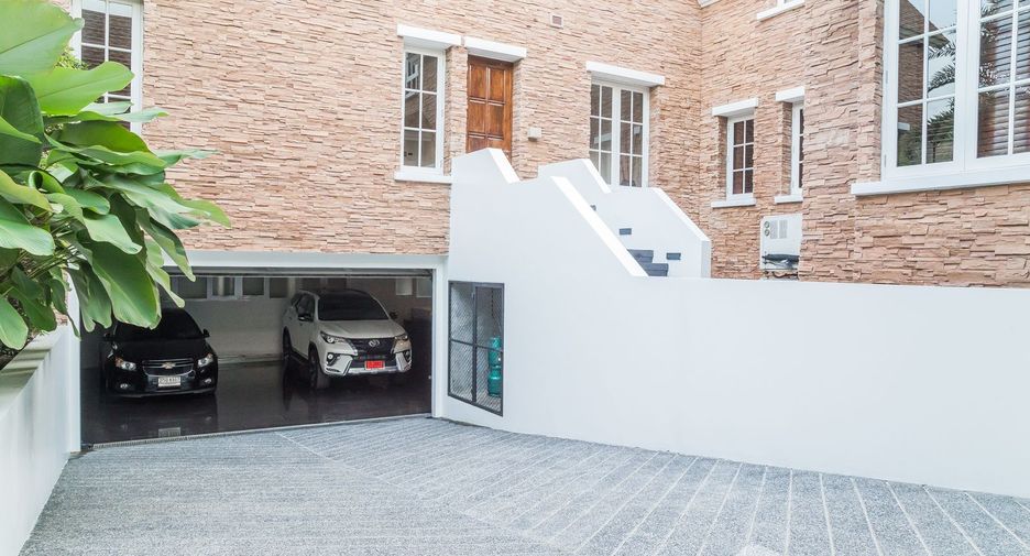 Casa en venta y en alquiler de 6 habitaciones en Watthana, Bangkok
