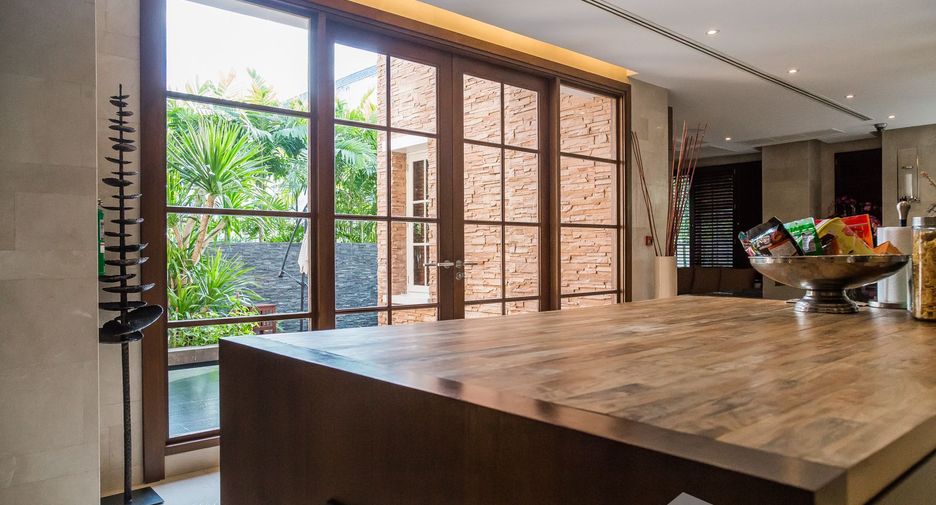 Casa en venta y en alquiler de 6 habitaciones en Watthana, Bangkok
