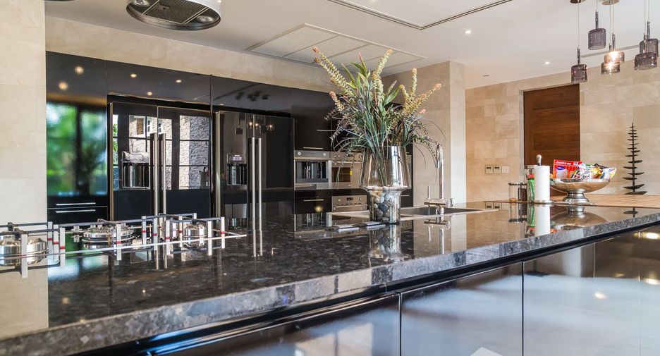 Casa en venta y en alquiler de 6 habitaciones en Watthana, Bangkok