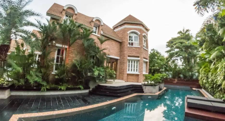 Casa en venta y en alquiler de 6 habitaciones en Watthana, Bangkok