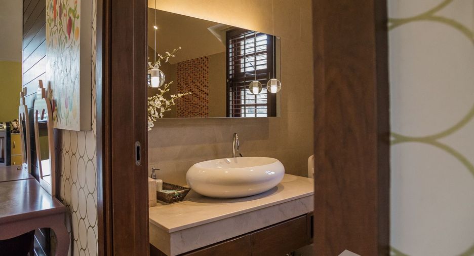 Casa en venta y en alquiler de 6 habitaciones en Watthana, Bangkok