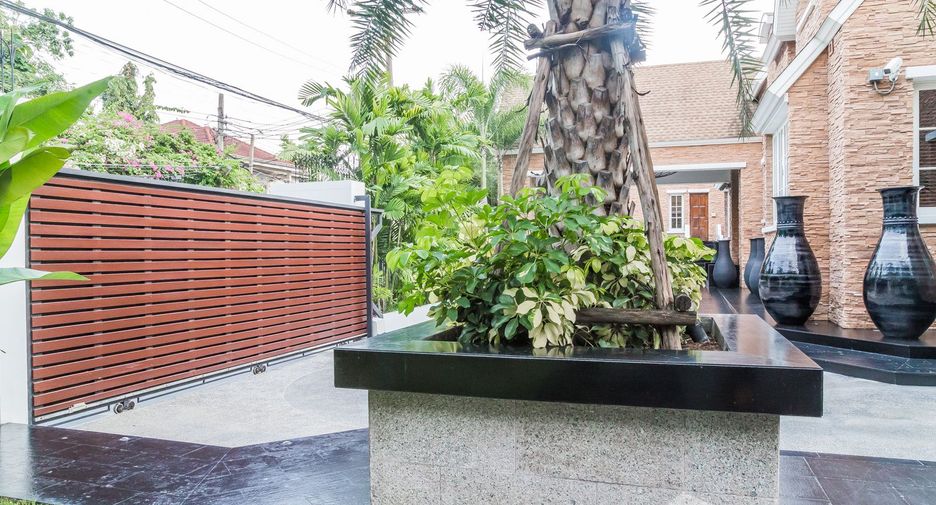 Casa en venta y en alquiler de 6 habitaciones en Watthana, Bangkok