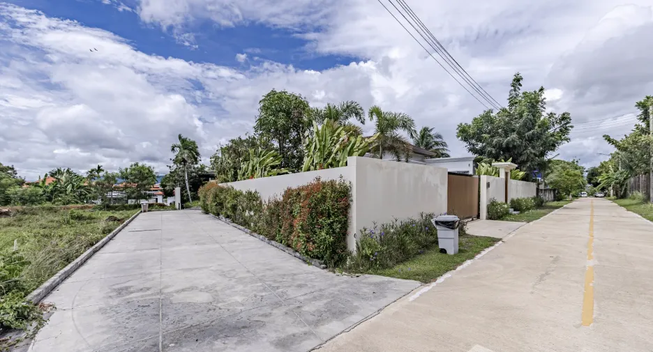 Villa en venta y en alquiler de 4 habitaciones en Thalang, Phuket