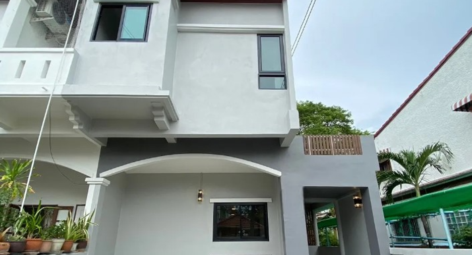 For sale 3 bedrooms townhouse in Bang Kapi, Bangkok