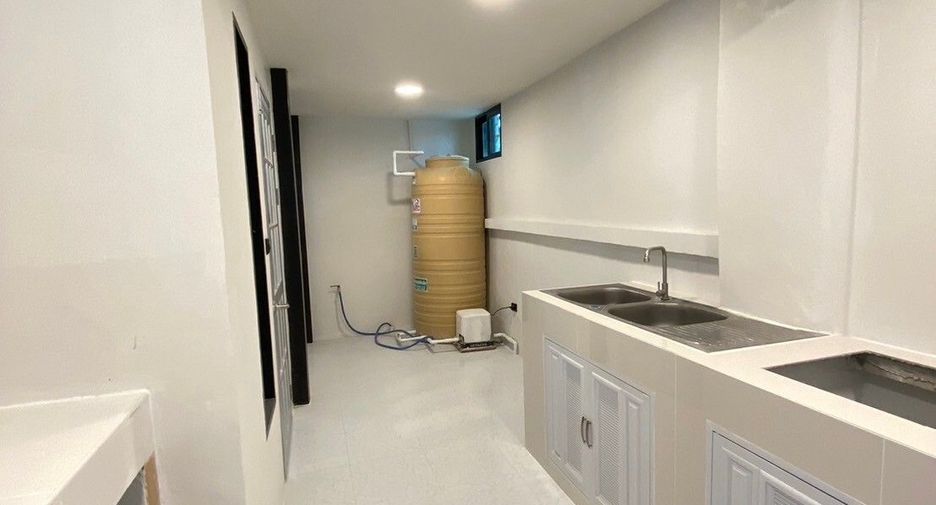 For sale 3 bedrooms townhouse in Bang Kapi, Bangkok