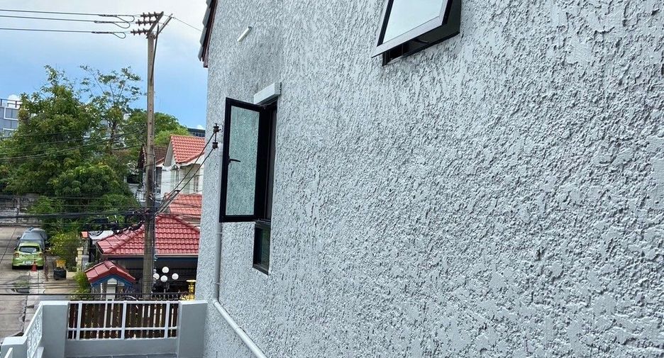 Продажа 3 спальни таунхаус в Банг Капи, Бангкок
