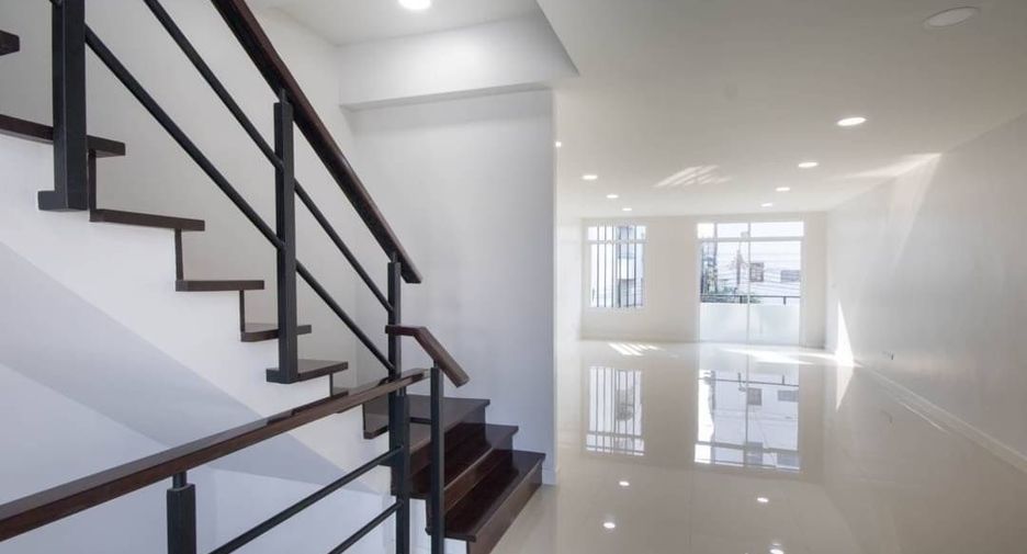 À vendre 2 chambres maison de ville à Huai Khwang, Bangkok