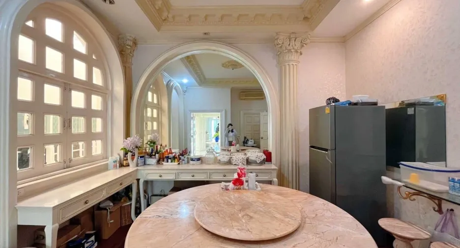 À vendre et à louer 4 chambres villa à Prawet, Bangkok