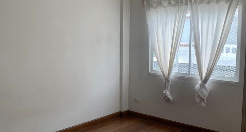For sale 4 bedrooms house in Lat Phrao, Bangkok