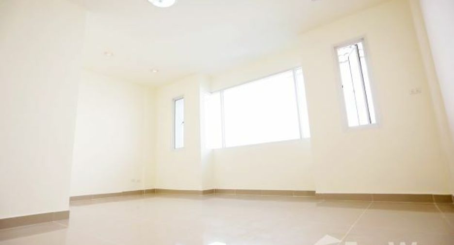 Casa adosada en venta de 3 habitaciones en Lat Phrao, Bangkok