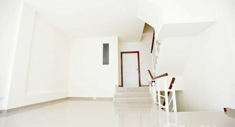 Casa adosada en venta de 3 habitaciones en Lat Phrao, Bangkok