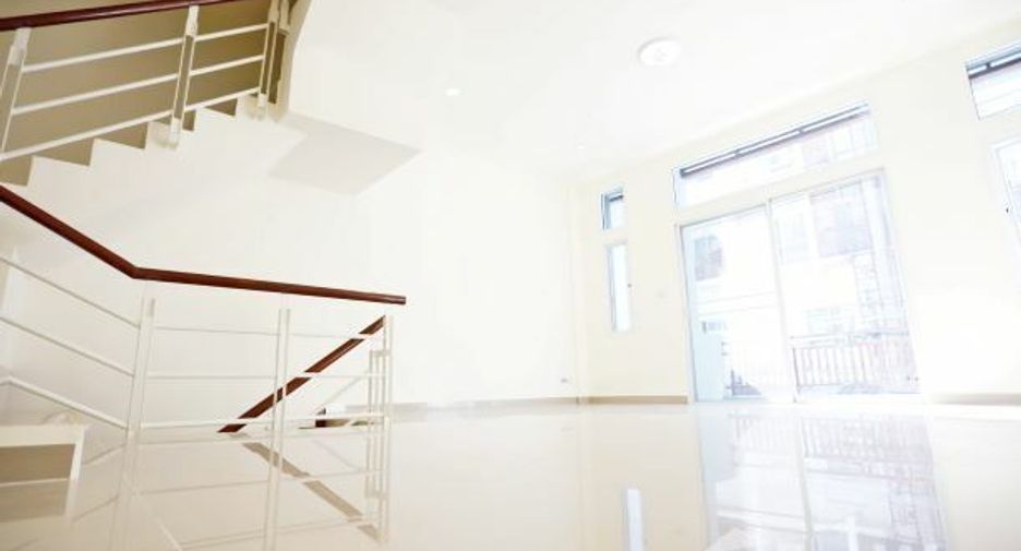 Casa adosada en venta de 3 habitaciones en Lat Phrao, Bangkok