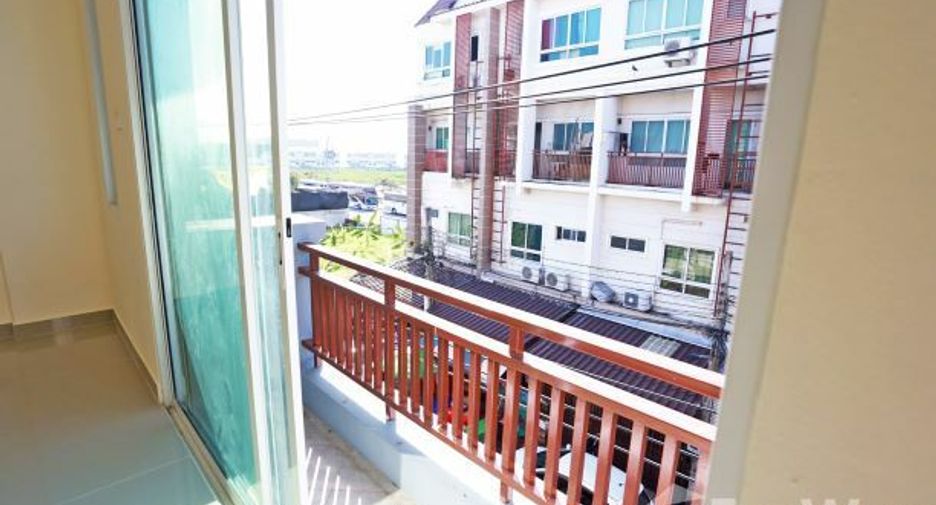 Casa adosada en venta de 3 habitaciones en Lat Phrao, Bangkok