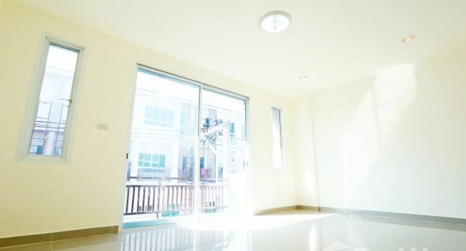 Casa adosada en venta de 3 habitaciones en Lat Phrao, Bangkok