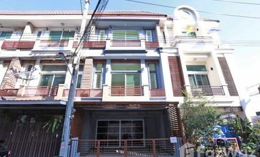 Casa adosada en venta de 3 habitaciones en Lat Phrao, Bangkok