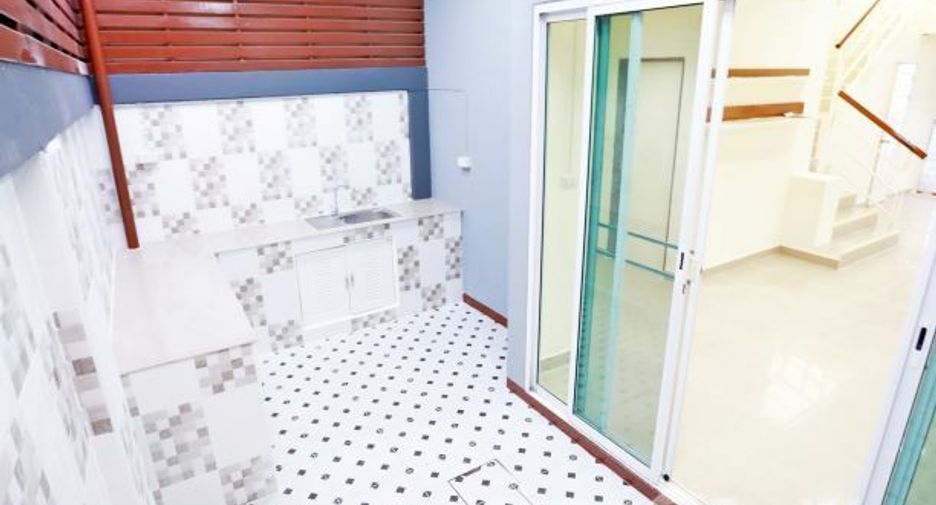 Casa adosada en venta de 3 habitaciones en Lat Phrao, Bangkok