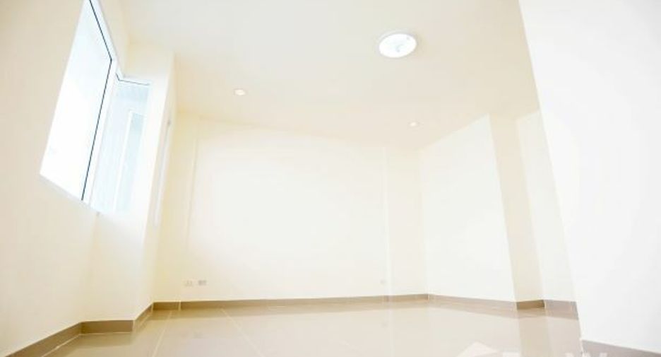 Casa adosada en venta de 3 habitaciones en Lat Phrao, Bangkok