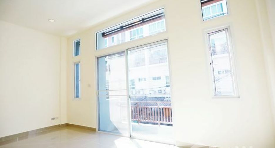 Casa adosada en venta de 3 habitaciones en Lat Phrao, Bangkok