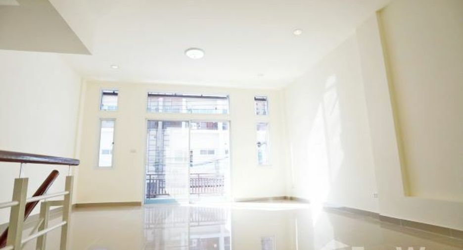 Casa adosada en venta de 3 habitaciones en Lat Phrao, Bangkok