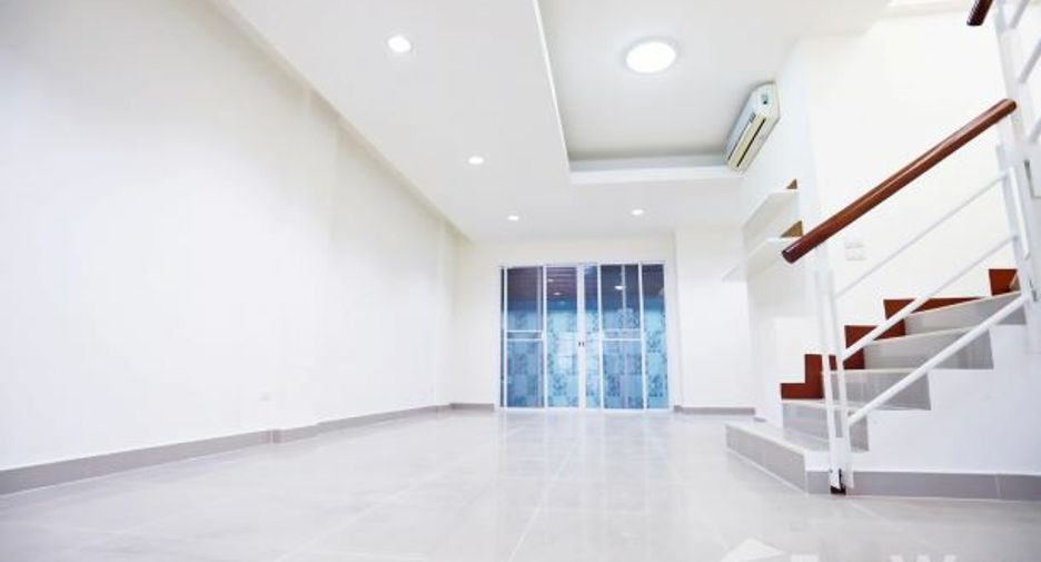 Casa adosada en venta de 3 habitaciones en Lat Phrao, Bangkok