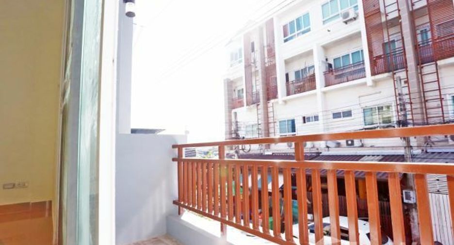 Casa adosada en venta de 3 habitaciones en Lat Phrao, Bangkok