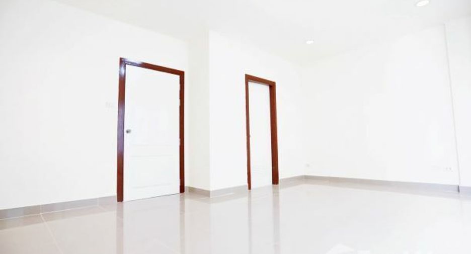Casa adosada en venta de 3 habitaciones en Lat Phrao, Bangkok