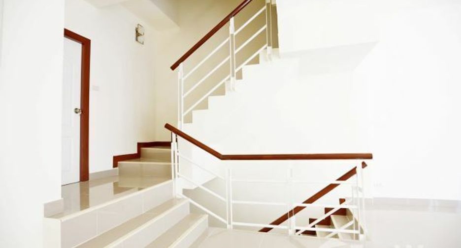 Casa adosada en venta de 3 habitaciones en Lat Phrao, Bangkok
