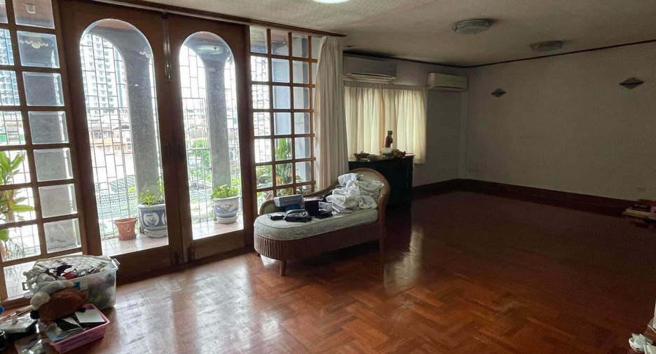 For sale 6 bedrooms retail Space in Khlong San, Bangkok
